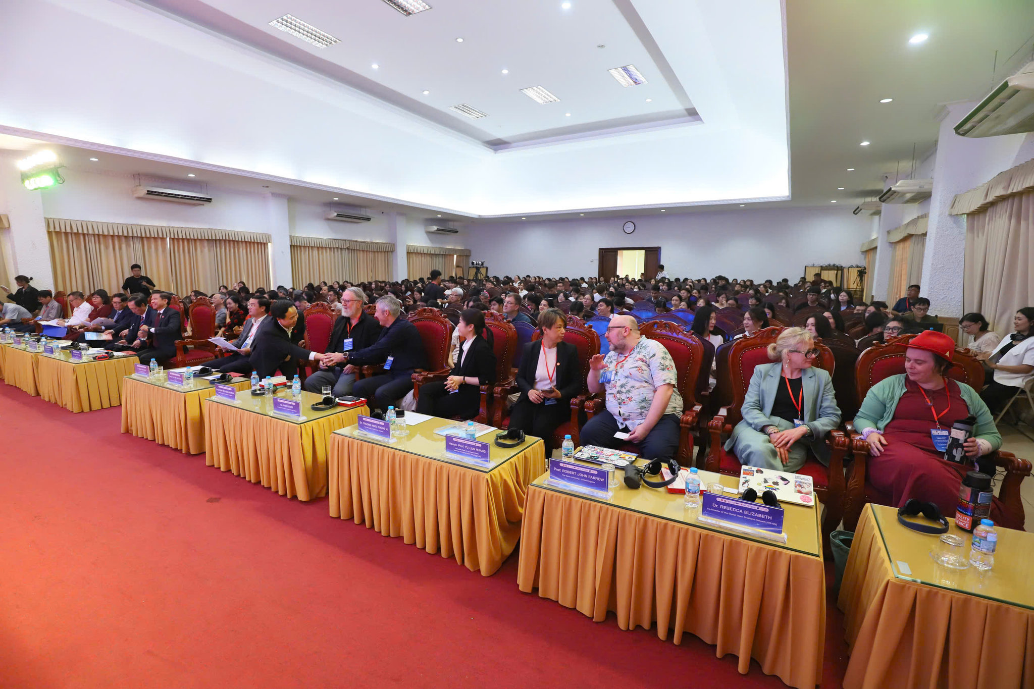 Các diễn giả tham dự Hội thảo OpenAP 2026, sáng 23/10.