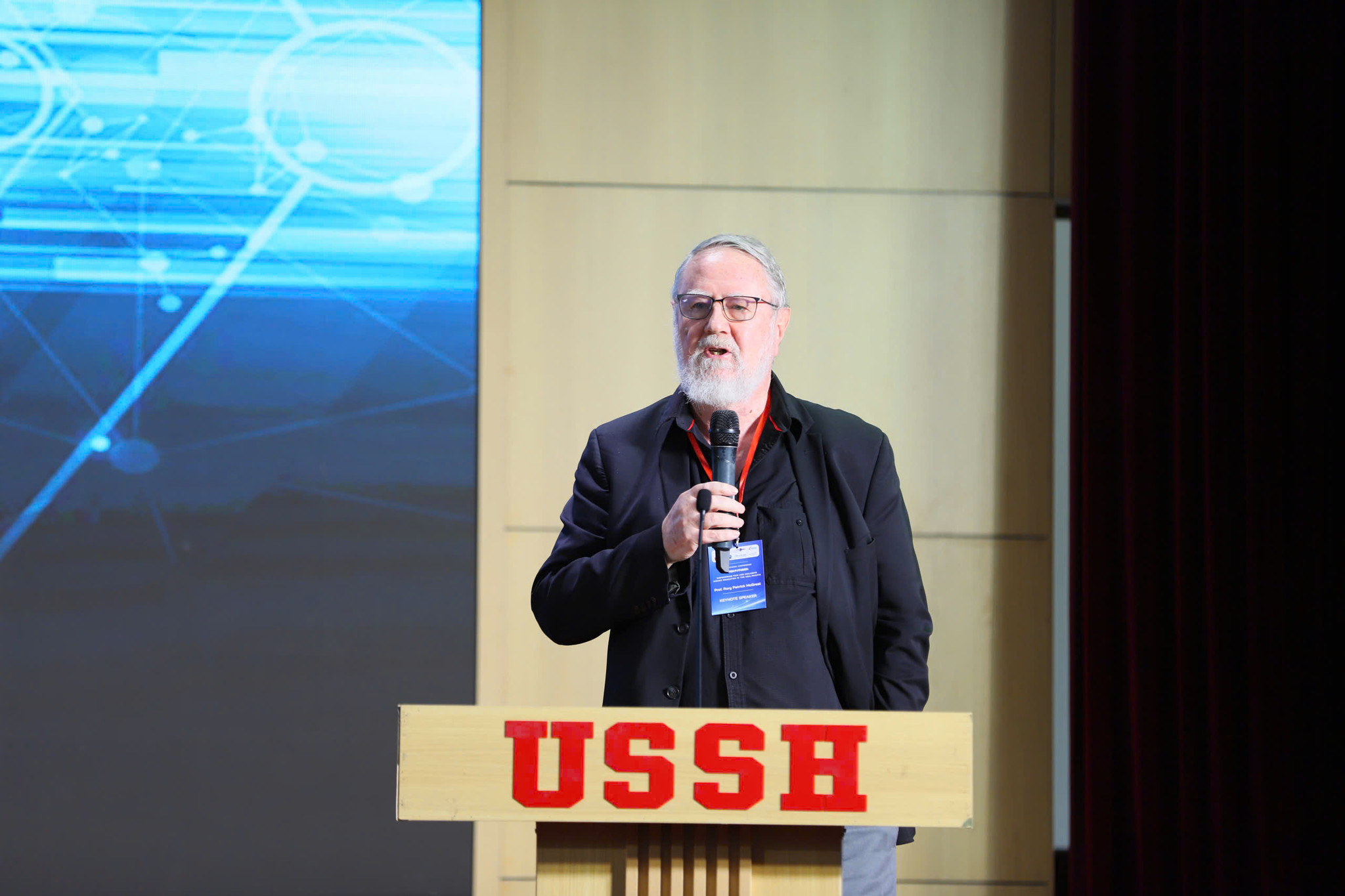 GS Rory McGreal, chủ nhiệm Ghế UNESCO/Hội đồng Quốc tế về Giáo dục Mở và từ xa (ICDE) về Tài nguyên Giáo dục Mở (OER) tại Đại học Athabasca (Canada)