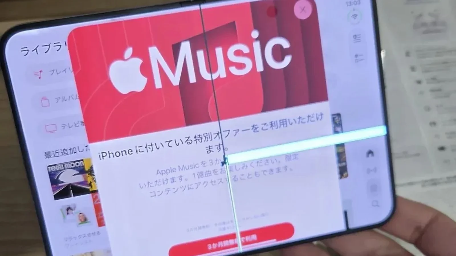 Các iPhone Duo bị nứt màn hình gần bản lề. Ảnh: X và Reddit