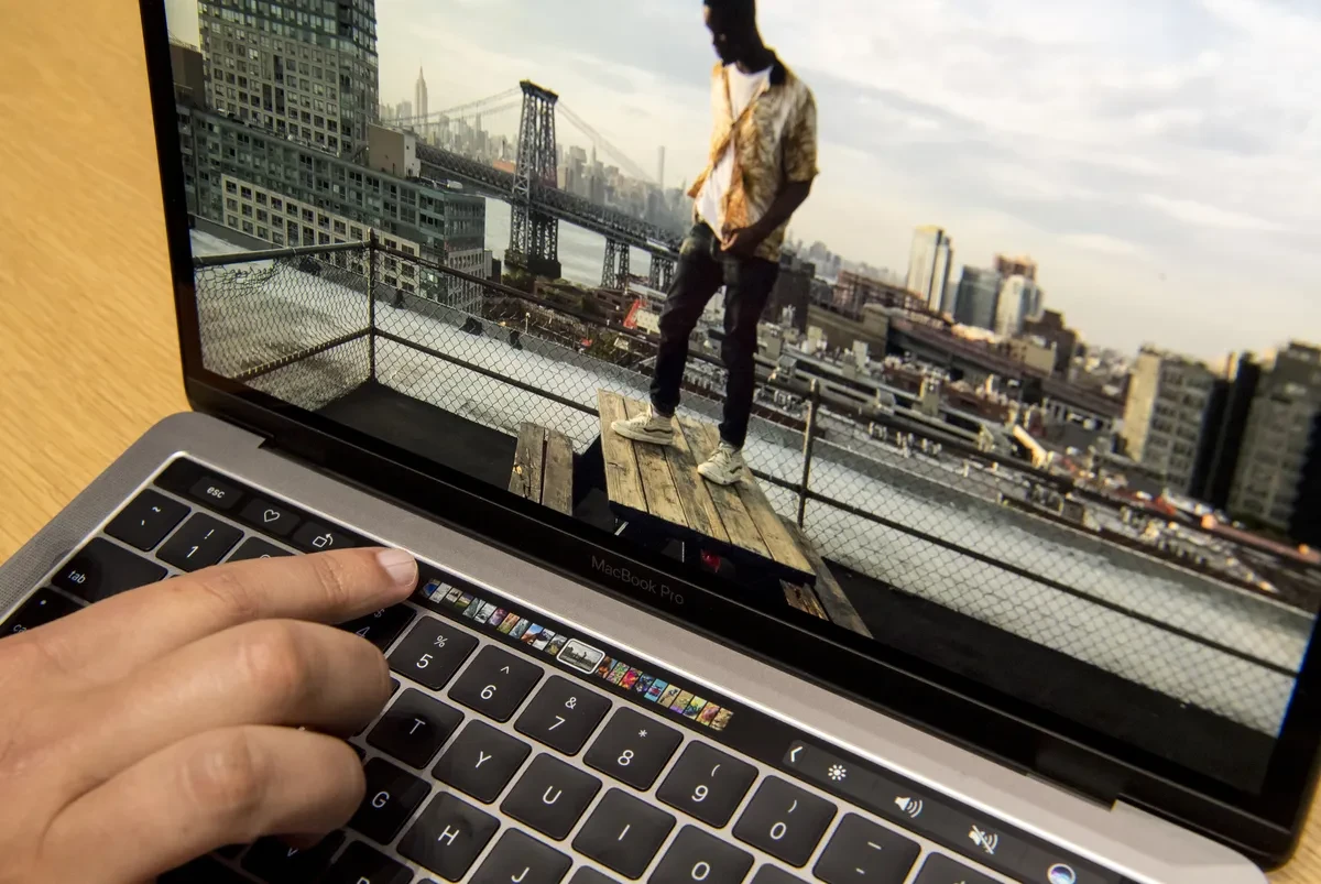 Apple phản đối MacBook Pro màn hình cảm ứng trong 2 thập niên, vì sao? 