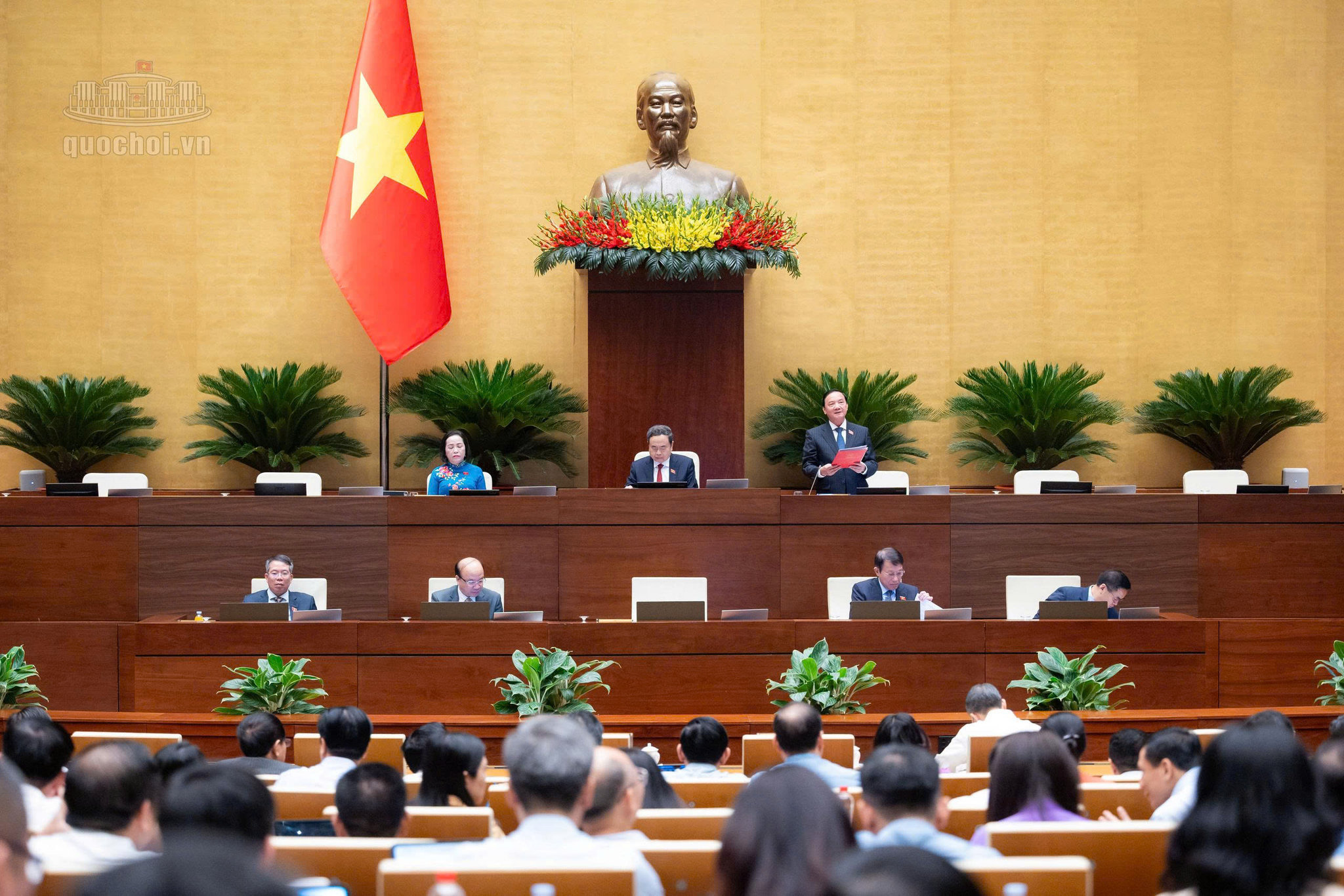 Phó Chủ tịch Quốc hội Nguyễn Khắc Định điều hành phiên hopquốc hội thảo luận Bộ luật hình sự sửa đổi