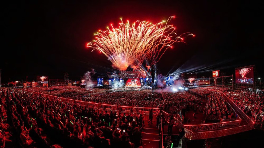 Hàng chục nghìn khán giả đến tham dự ngày thứ hai concert Anh trai vượt ngàn chông gai. Ảnh: BTC.