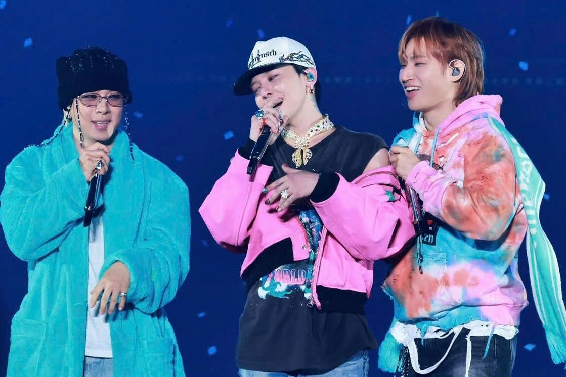 G-Dragon, Taeyang và Daesung biểu diễn tại sân vận động Mỹ Đình, Hà Nội, trong chuyến lưu diễn kỷ niệm 20 năm BIGBANG. Ảnh: BTC