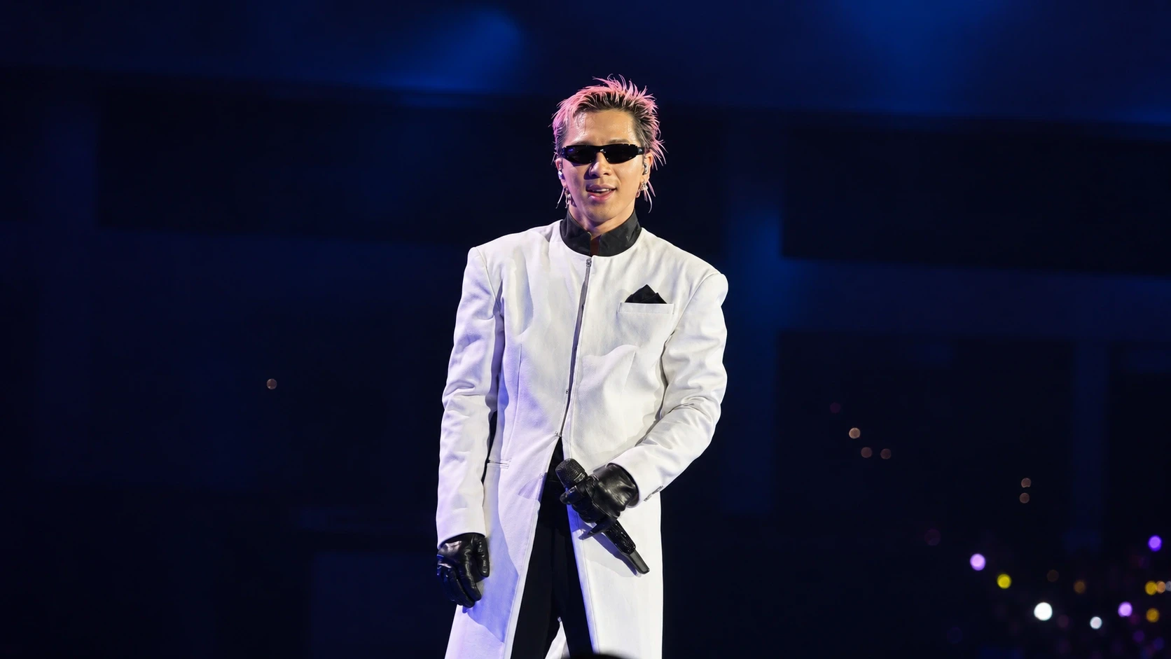 Taeyang, thành viên nhóm BIGBANG, biểu diễn trong concert tại sân vận động Mỹ Đình, Hà Nội.