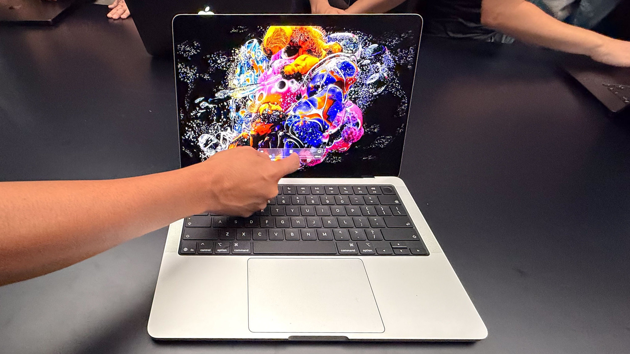 MacBook-Pro màn hình cảm ứng 2