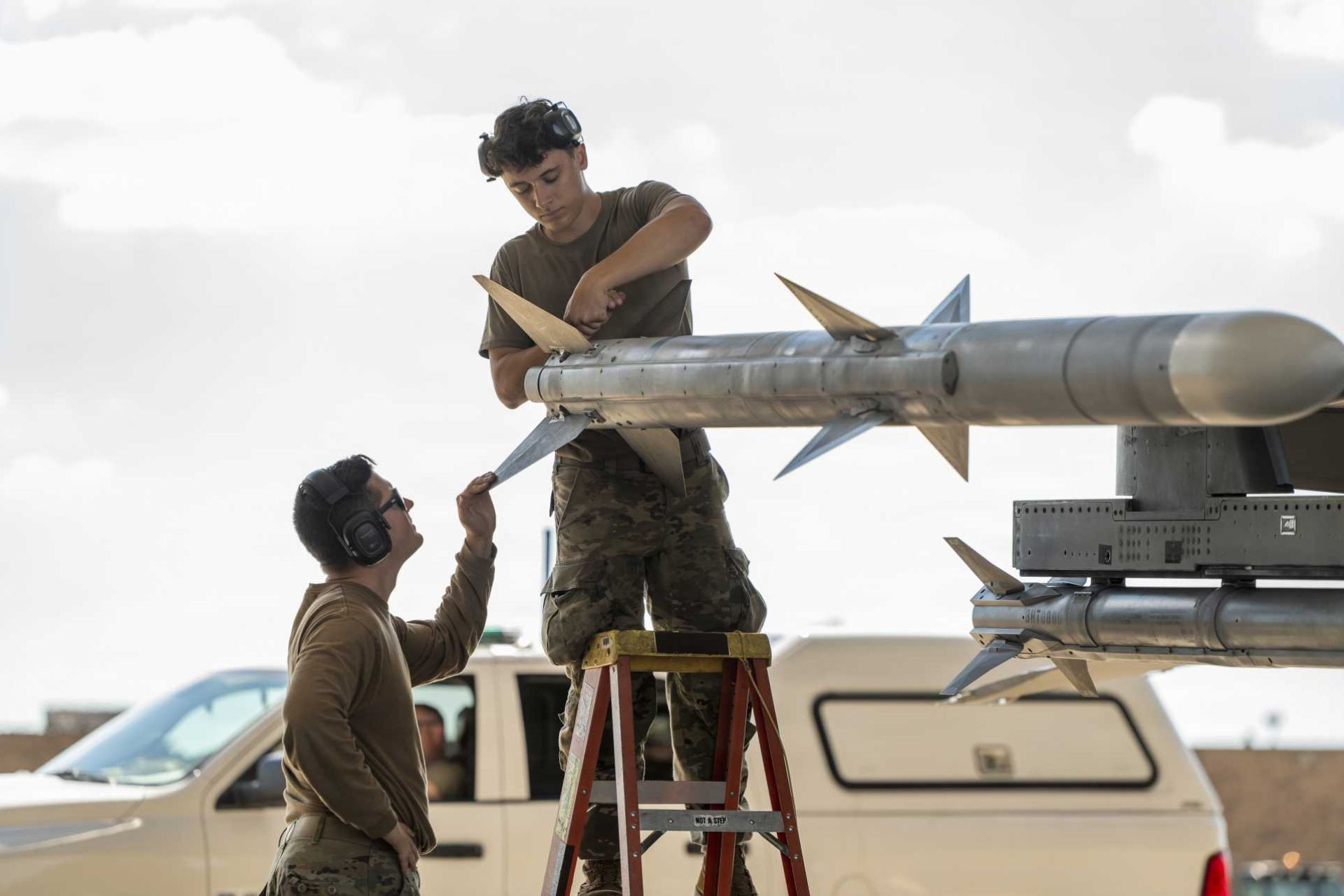 www.armyrecognition.com-media-yootheme-cache-b3-_u.s.-and-japan-agree-on-aim-120-amraam-missile-assembly-facility-to-support-fighter-supply-in-japan-1920-001-b3542d21.jpg
