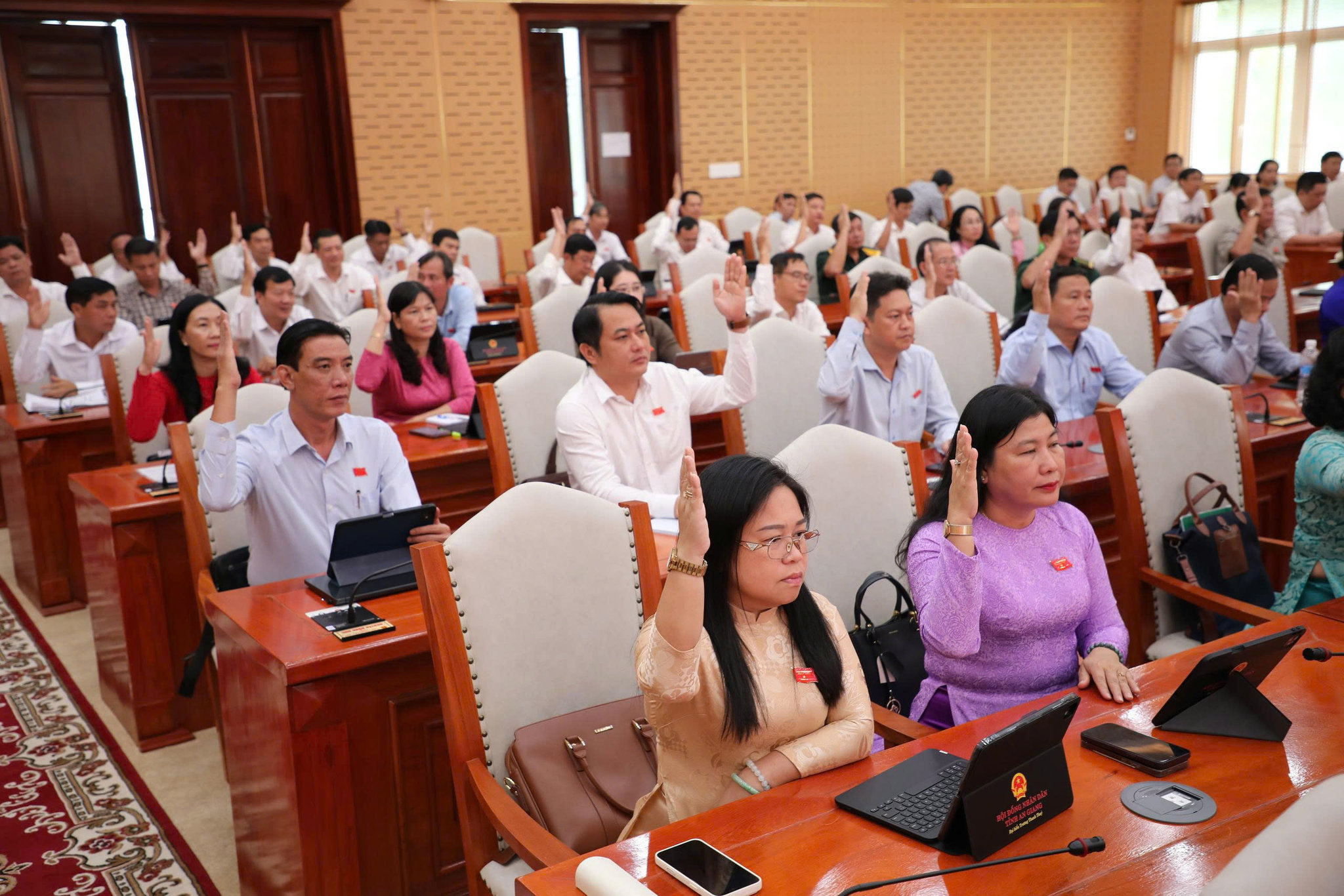 Các đại biểu biểu quyết thông qua đề án đề nghị công nhận Phú Quốc là Khu kinh tế đặc biệt