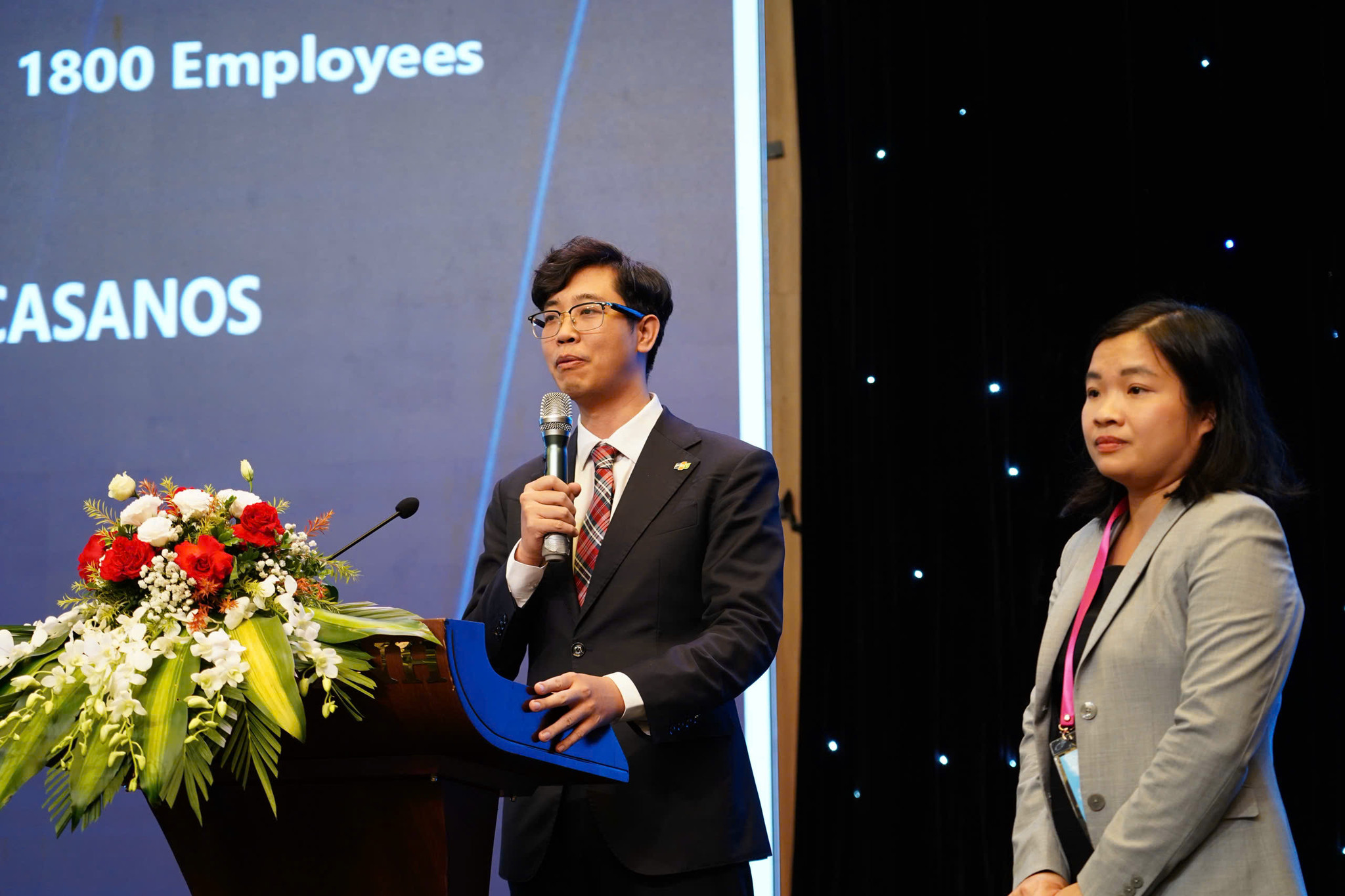 Bà Trần Vũ Hà Minh – Trưởng nhóm An toàn AI, Ban Chuyển đổi AI, Tập đoàn FPT và Ông Vũ Minh Phong – Giám đốc FPT CASANOS, Tập đoàn FPT trình bày Phiên 1 – TRUST: Từ Khung quản trị AI đến Hệ điều hành AI trong doanh nghiệp: FPT CASANOS.