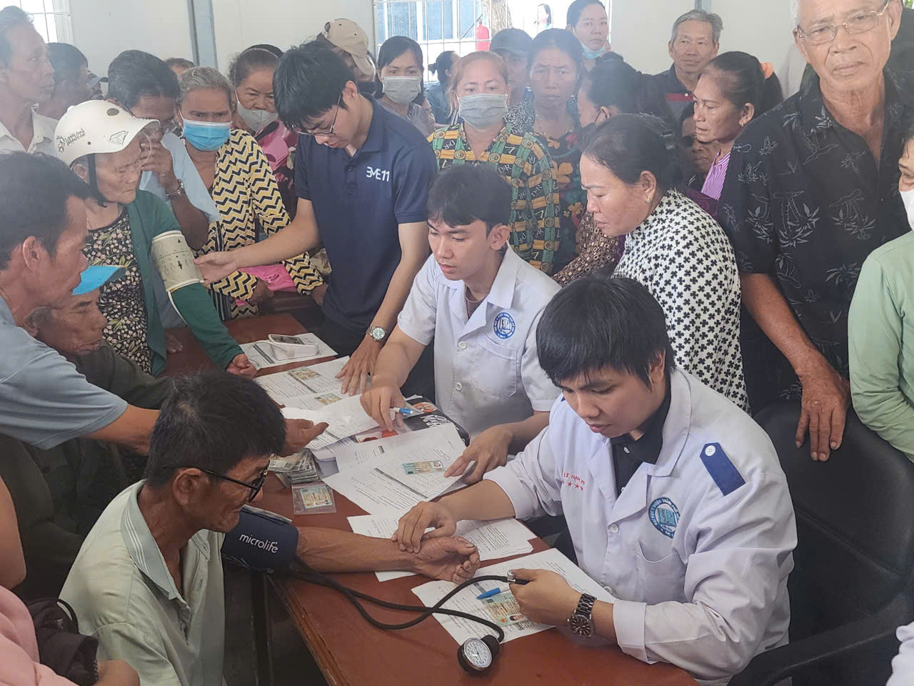 Các y bác sĩ trẻ vẫn ôn tồn dù bị vây kín trong vòng vây của hàng trăm bệnh nhân nghèo