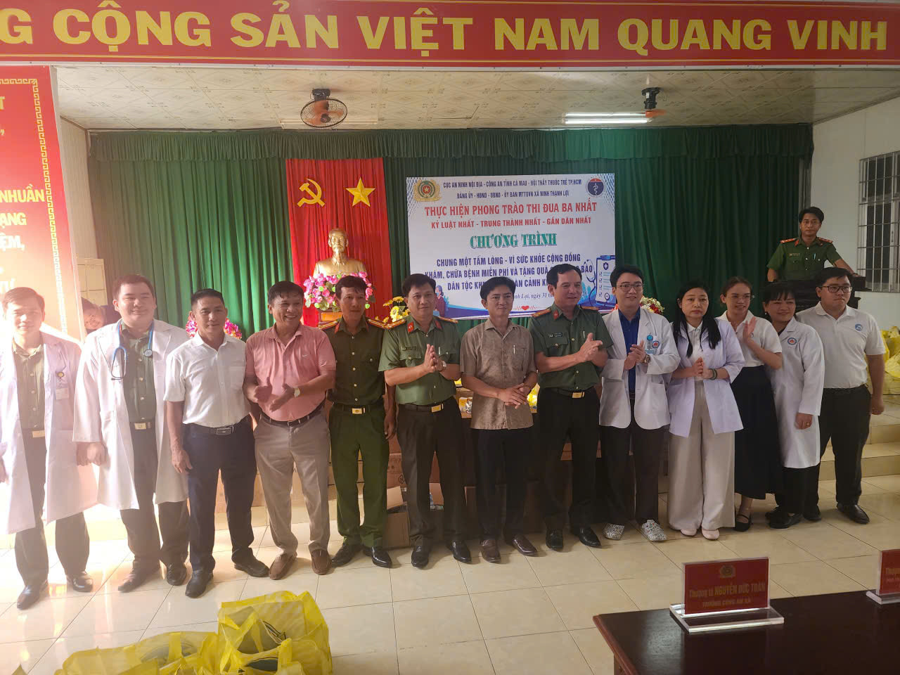 Đoàn công tác thiện nguyện của Cục An ninh nội địa và Hội Thầy thuốc trẻ TP.HCM có mặt tại xã Ninh Thạnh Lợi để khám chữa bệnh miễn phí cho người nghèo
