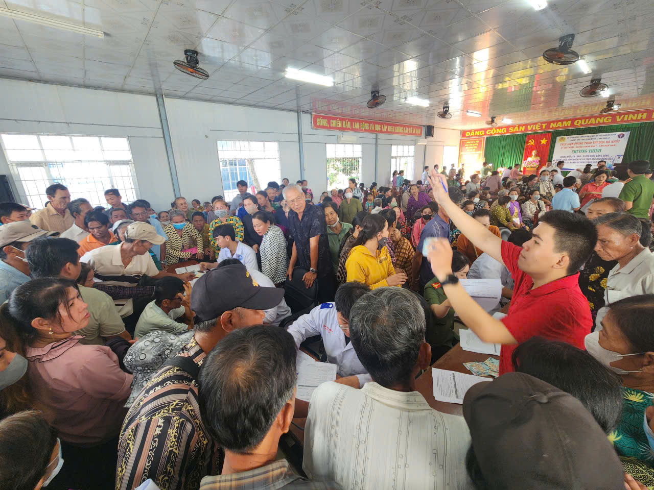 Người dân đến khám chữa bệnh miền phí đông hơn dự kiến