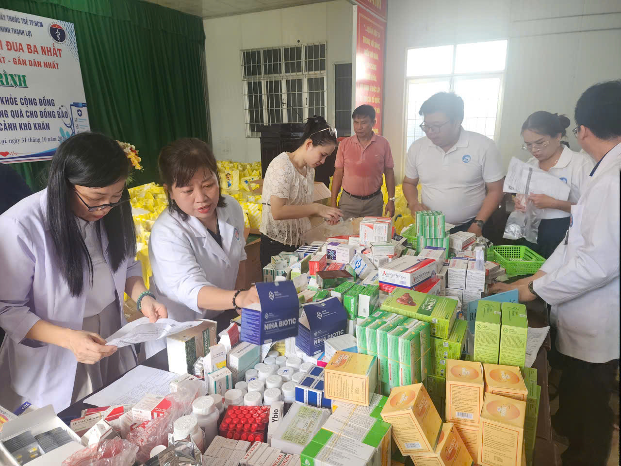 Rất nhiều thuốc được phát miễn phí cho người nghèo ở xã vùng sâu Cà Mau