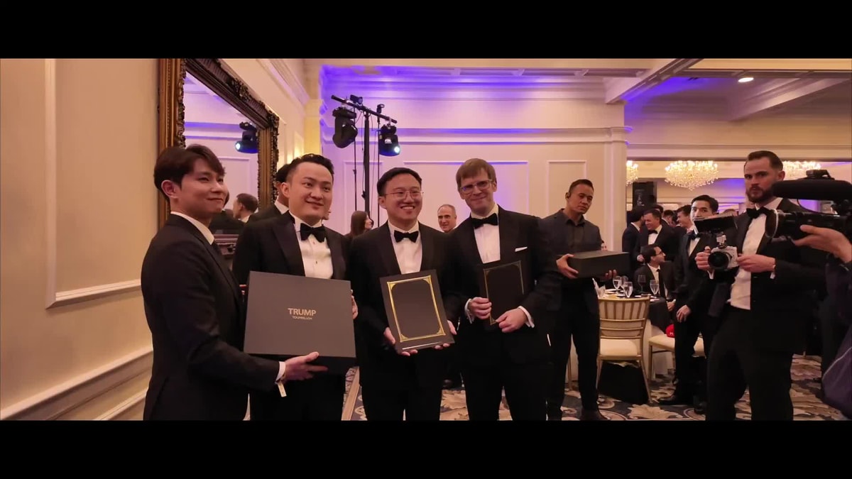 Cả trăm đại gia tiền mã hóa ngoại quốc đến dự đại tiệc meme coin 148 triệu  USD để gặp ông Trump