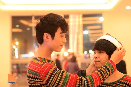 Ngắm ảnh Noel hạnh phúc của hai chàng trai đồng tính
