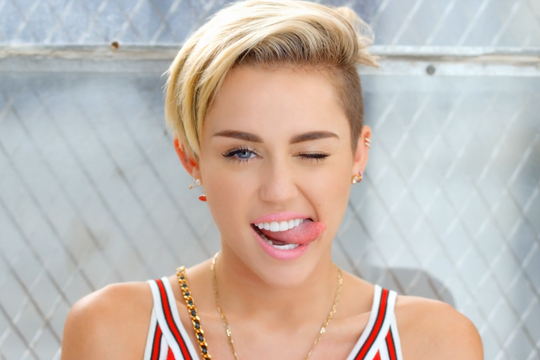 Miley Cyrus: "Hãy gọi tôi là cô nàng đồng tính nữ thú vị"