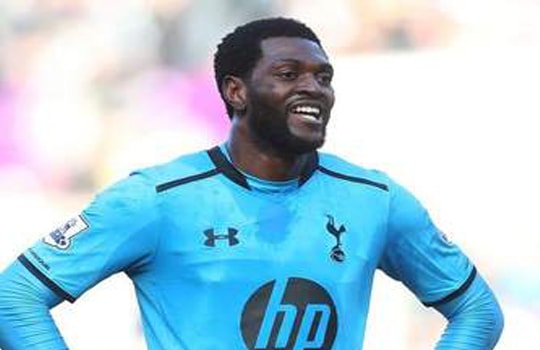 Không chuyền bóng cho Adebayor, Dembele suýt ăn đòn