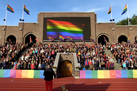 Cảm động với clip 2000 người Thụy Điển ủng hộ cộng đồng LGBT tại Nga