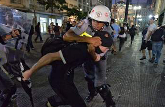 Cảnh sát 'khủng bố' 1000 người biểu tình chống World Cup 2014 