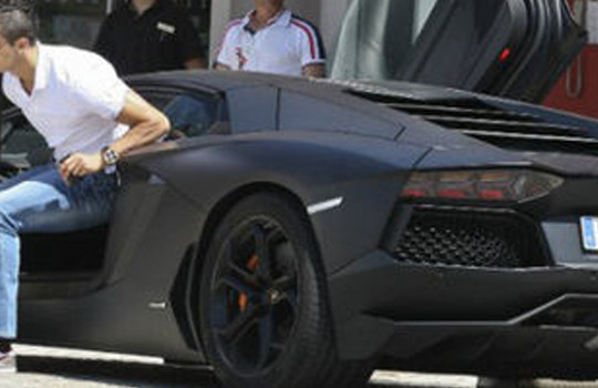 Fan đòi tặng Lamborghini hơn 11 tỷ đồng cho Ronaldo
