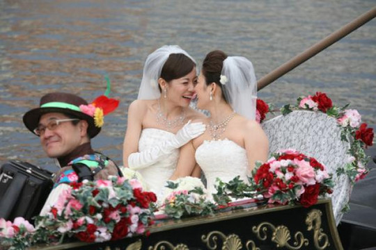 Clip Đám cưới đồng tính đầu tiên tại Disneyland Nhật Bản