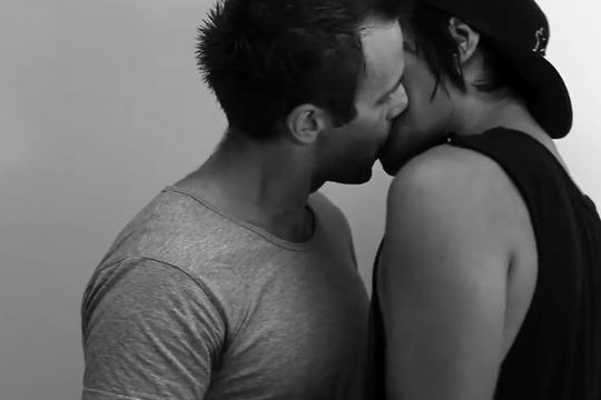 Clip “Nụ hôn đồng tính đầu tiên” thu hút hàng ngàn lượt xem