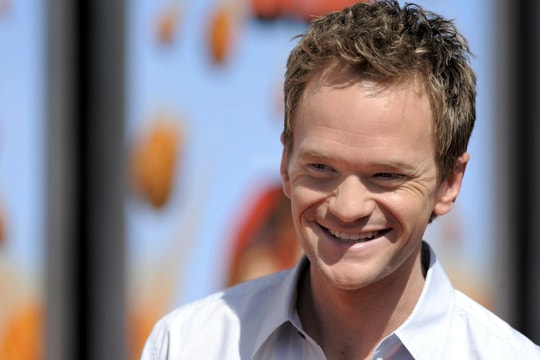 Neil Patrick Harris bắt chước Britney, mang trăn chụp ảnh trên tạp chí