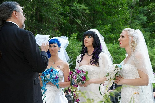 Ba phụ nữ đồng tính kết hôn đầu tiên trên thế giới