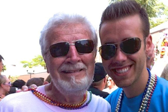 Cụ ông 80 tuổi xăm hình để ủng hộ cháu trai đồng tính