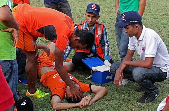 Cầu thủ Indonesia tử thương vì bị đạp vỡ bàng quang trên sân