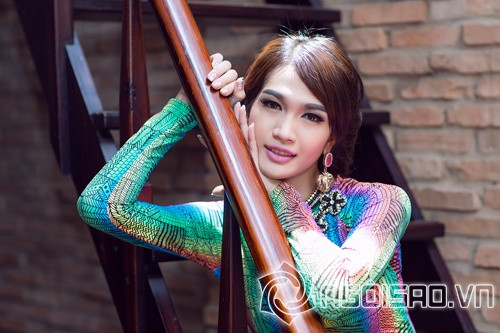 Hoa hậu chuyển giới Campuchia rạng rỡ trong tà áo dài Việt