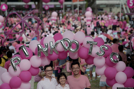 Singapore: 'Chấm hồng bình đẳng' khổng lồ rực sáng trong đêm