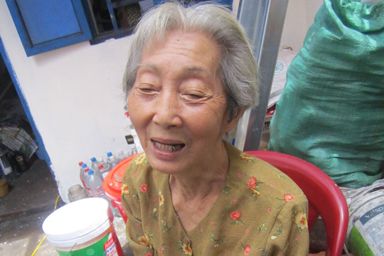 Nụ cười của bà cụ 60 năm cưu mang chó mèo hoang