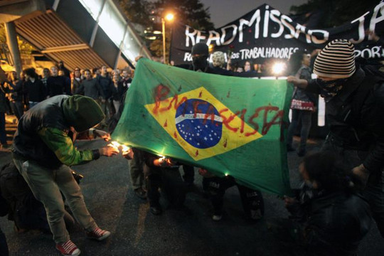CĐV Brazil đốt cờ quốc gia, xô xát với cảnh sát