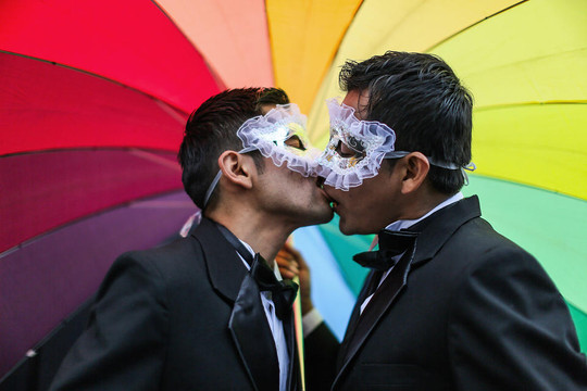 13 nụ hôn đẹp nhất tại sự kiện Gay Pride 2014 trên toàn thế giới