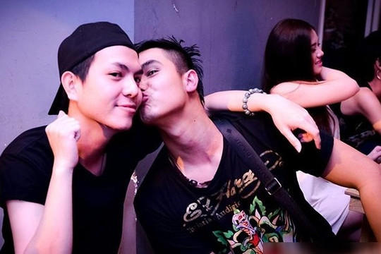 Những nụ hôn đồng tính gây xôn xao của showbiz Việt