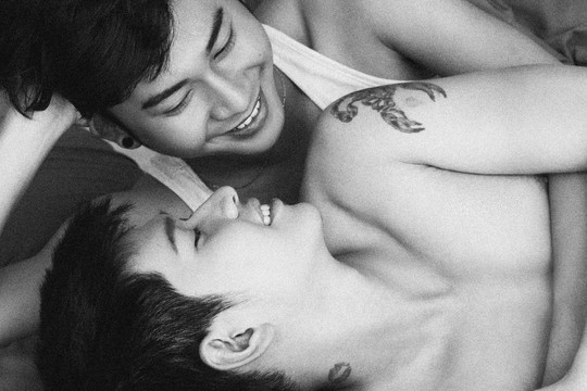 Lãng mạn với bộ ảnh 'Chạm' về tình yêu đồng tính 