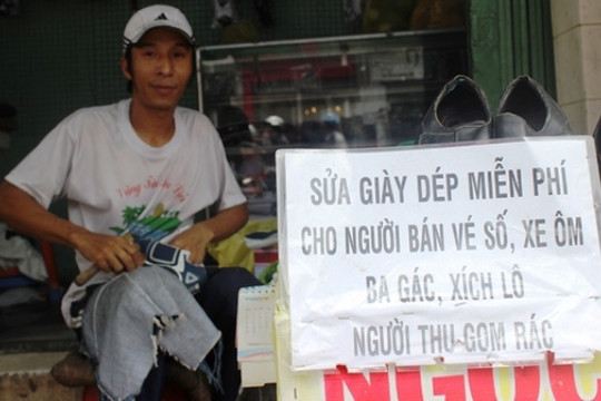 Gặp chủ nhân của tấm biển lay động lòng người giữa Sài Gòn