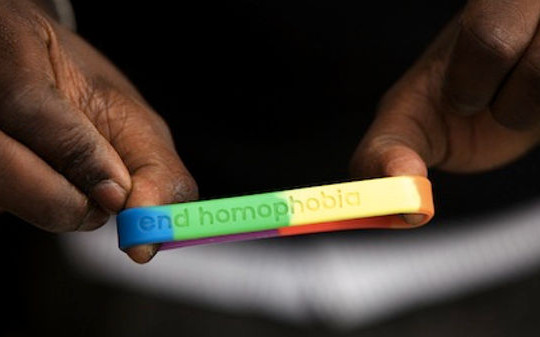 Uống rượu sữa, một người đàn ông Cameroon bị khép 'tội đồng tính'