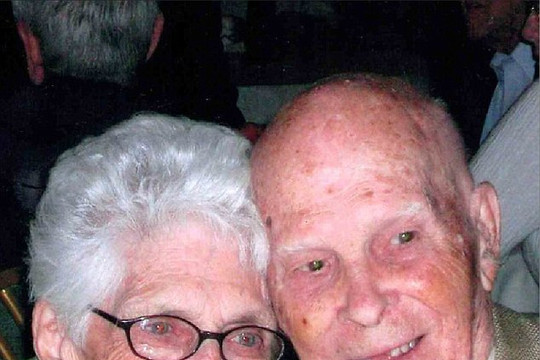 Vợ chồng yêu nhau 73 năm, qua đời cách nhau 28 tiếng