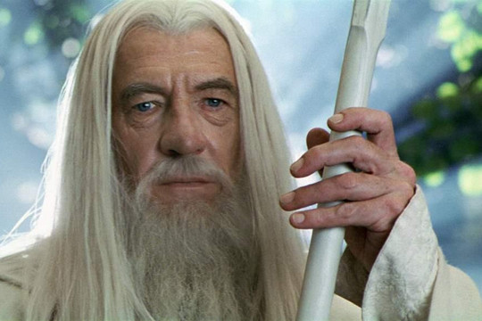 Clip Ian McKellen mang 'Gandalf' đến thăm trường tiểu học 