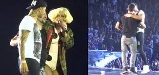 Lady Gaga 'nhảy cẫng' khi thấy đôi đồng tính cầu hôn trên sân khấu