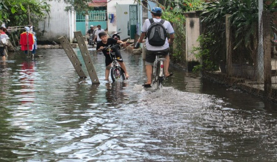 Cận cảnh người Sài Gòn sống chung với nước thối  