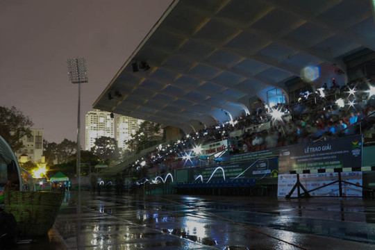 Clip: Sân Thống Nhất cúp điện tối thui trận ĐTVN - U.23 Bahrain