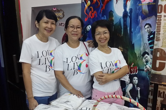Cửa hàng gây quỹ của những người mẹ có con đồng tính tại Sài Gòn