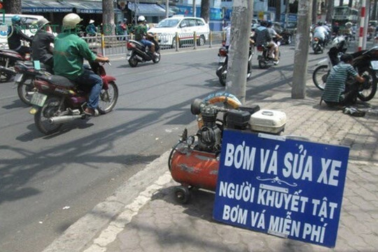 Sài Gòn với những tấm biển ấm lòng người qua đường