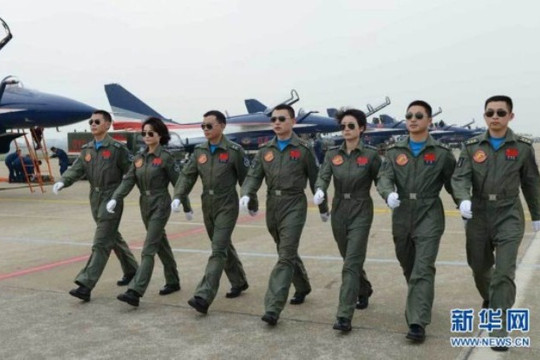 Nữ phi công Trung Quốc xinh đẹp tại Airshow China 2014