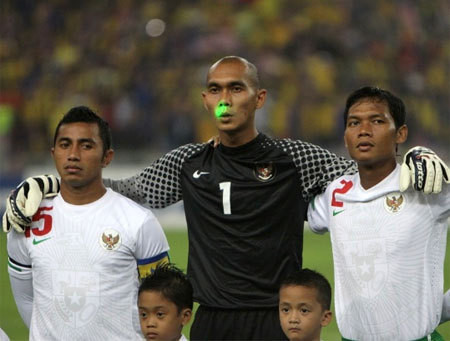 CĐV Malaysia chiếu tia laser vào mặt cầu thủ: Làm gì được nhau!