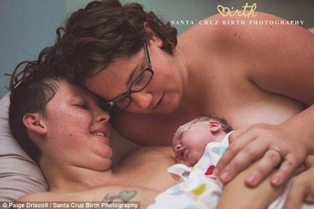 Chùm ảnh cặp đồng tính nữ cùng nuôi con bằng sữa mẹ