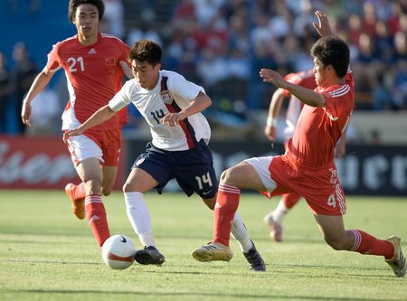 Lee Nguyễn: Cầu thủ trẻ nên đá trong nước 2-3 năm trước khi đến châu ÂuLê Công Vinh: Ở châu Âu, họ coi cầu thủ châu Á không ra gì