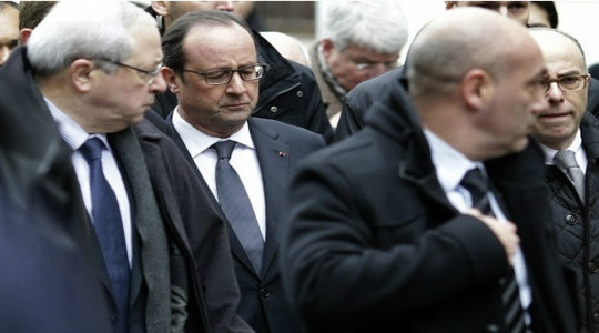 Vụ khủng bố tại Paris: TT Putin điện đàm với TT Pháp Francois Hollande